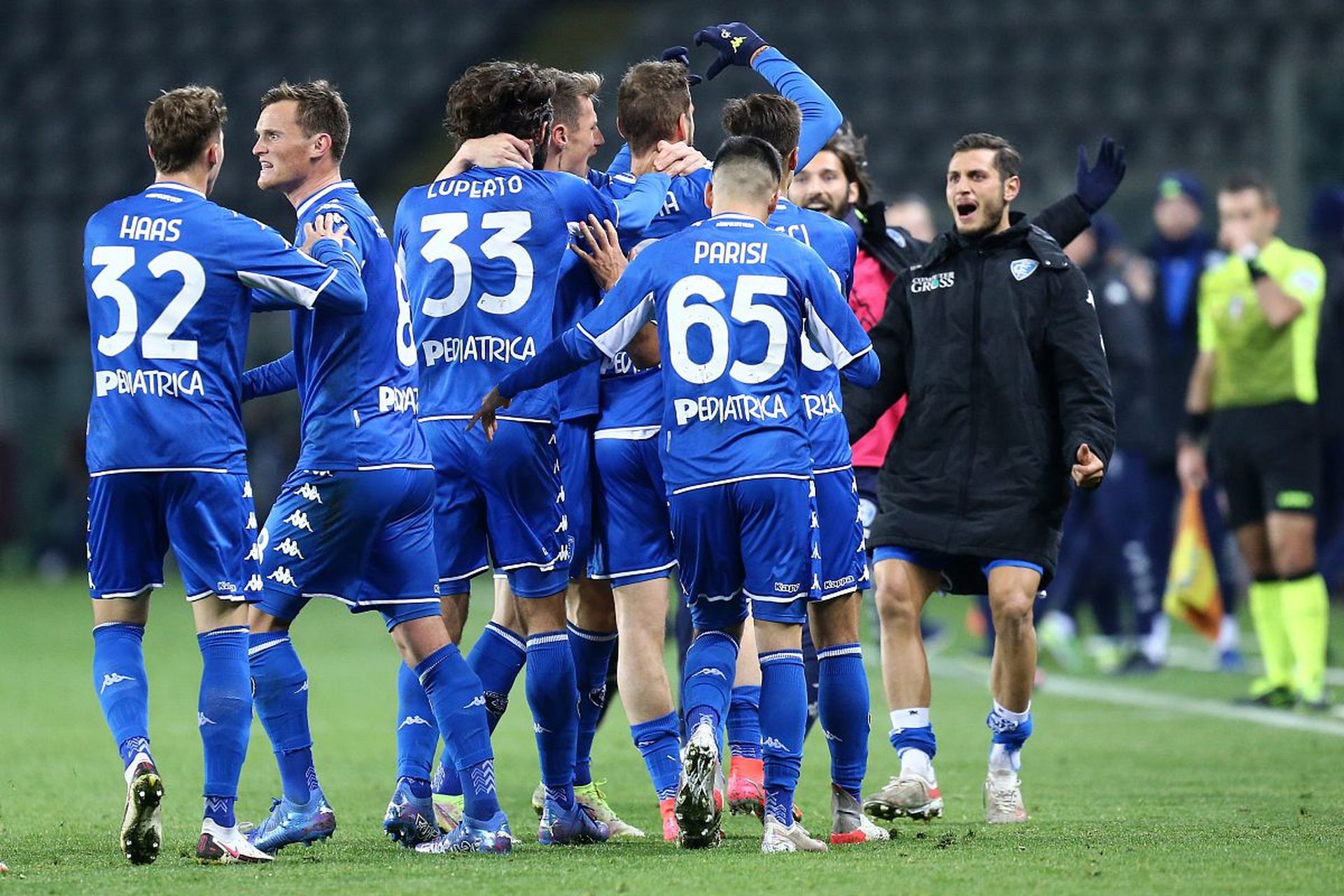 王楚钦登Wallpaper＊中文版7&8月合刊封面，穿LV秋冬新装亮相.